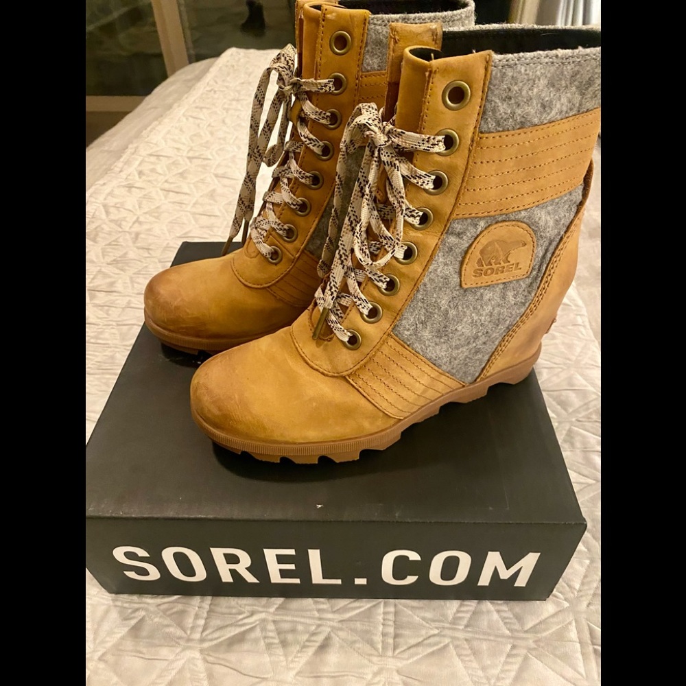 Sorel Lexie Wedge Boot. Size 9.5.